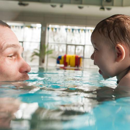 Apa és baba a medencében