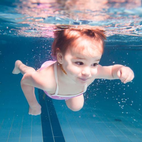 Egyedül úszó baby